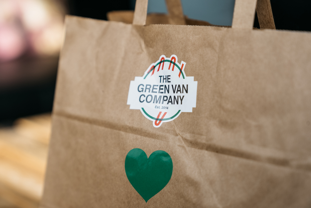 Die Restaurantkette arbeitet erfolgreich mit Stickeryeti zusammen, um Takeaway-Taschen und Burger-Boxen mit drei Etiketten zu personalisieren, die die Identität der Marke perfekt einfangen.